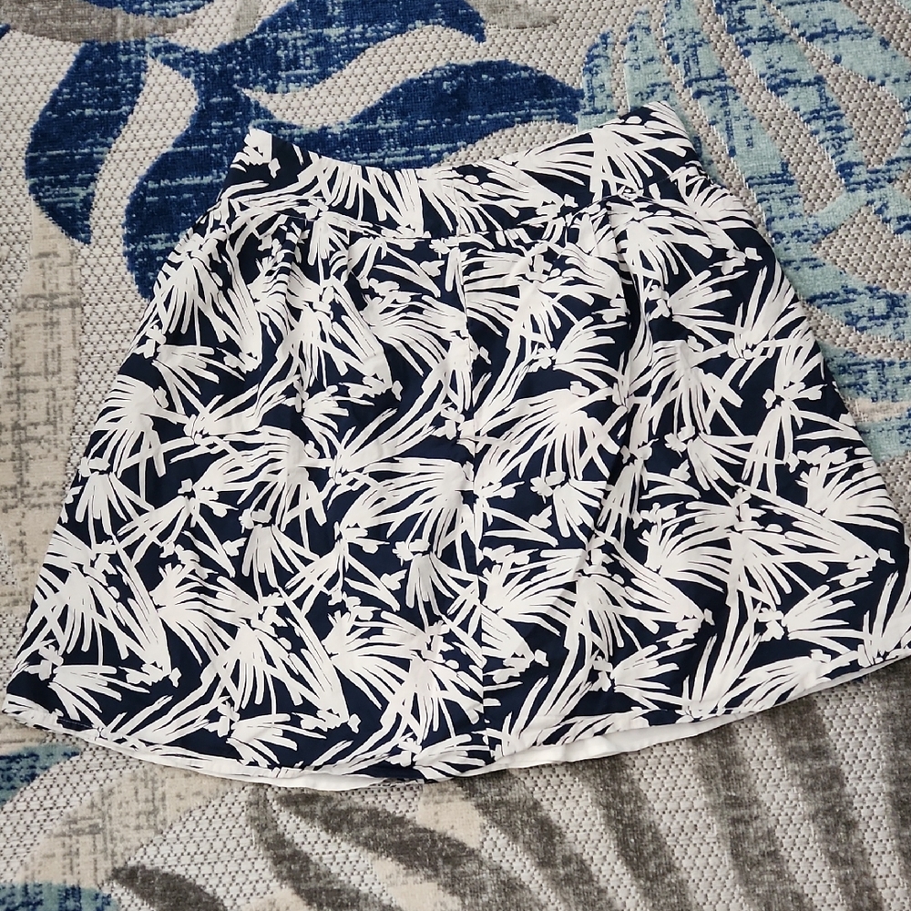 Womens Ann Taylor Navy and White Patterned Skirt Size 10